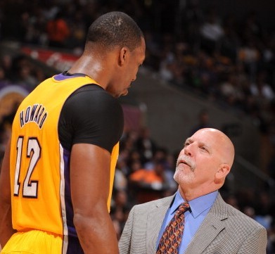 正随巴西在枪手基地训练，维尼修斯与多名阿森纳青训球员合影（维尼修斯随巴西队在阿森纳基地训练，并与多位枪手青训小将合影）