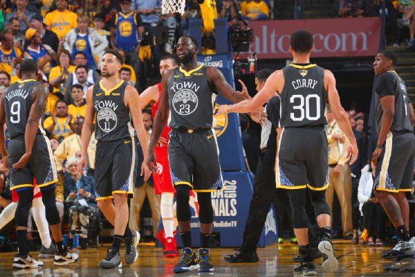 女子篮球联盟赛季焦点球员表现（女子篮球联盟本赛季焦点球员表现一览）