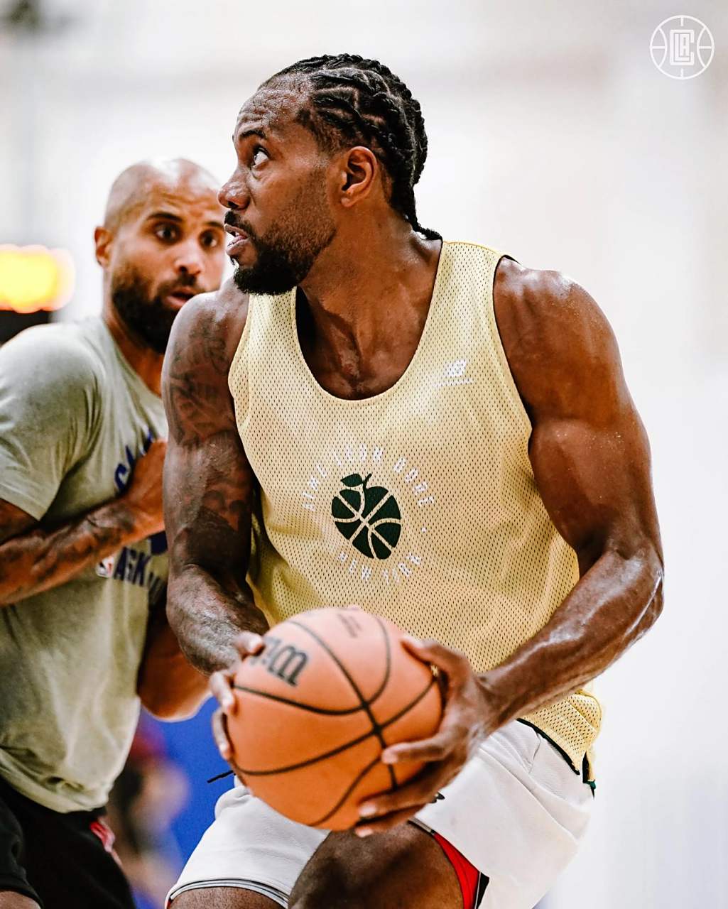 天空体育：张伯伦目前正在阿森纳训练，同时筹划下一步动向（天空体育：张伯伦随阿森纳训练，正谋划未来去向）