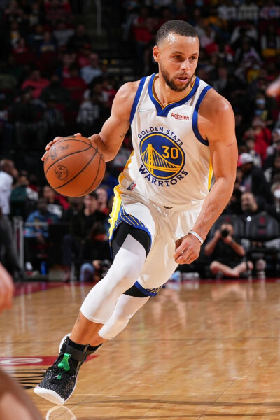 尴尬，一英格兰球迷在阿尔巴尼亚主场被旋转闸门卡住（英格兰球迷在阿尔巴尼亚主场被旋转闸门困住，场面尴尬）