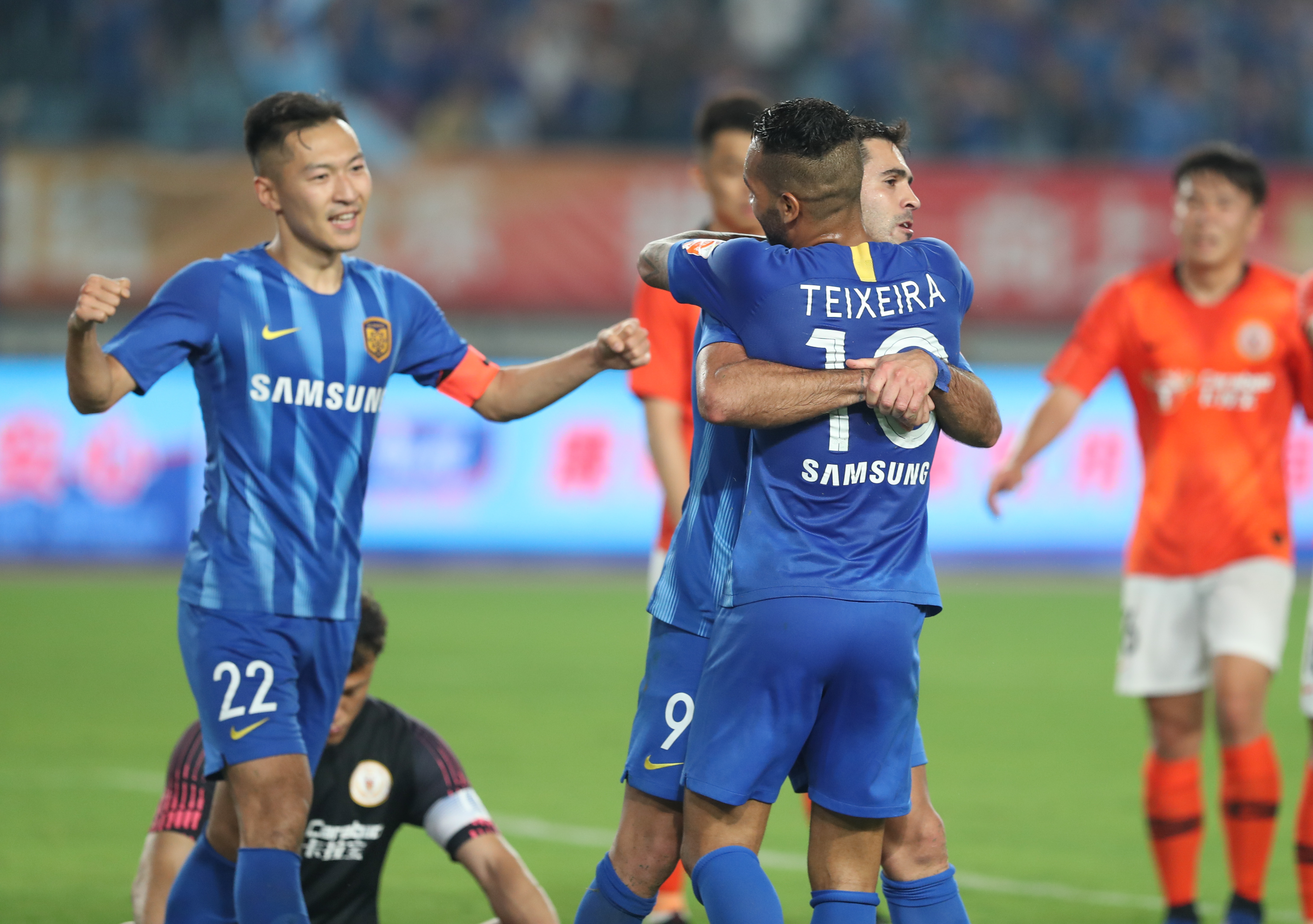 足球报：海港有意杨希，徐彬留洋仍存不确定，西海岸资金有困（足球报：海港相中杨希，徐彬留洋前景未明，西海岸资金吃紧）