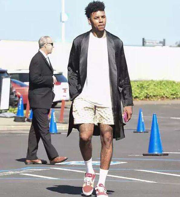 温家宝：球迷的呐喊让我们充满动力，场下我也会跟着他们唱歌（温家宝：球迷的呐喊激励着我们，场下我也会与他们一起唱歌）